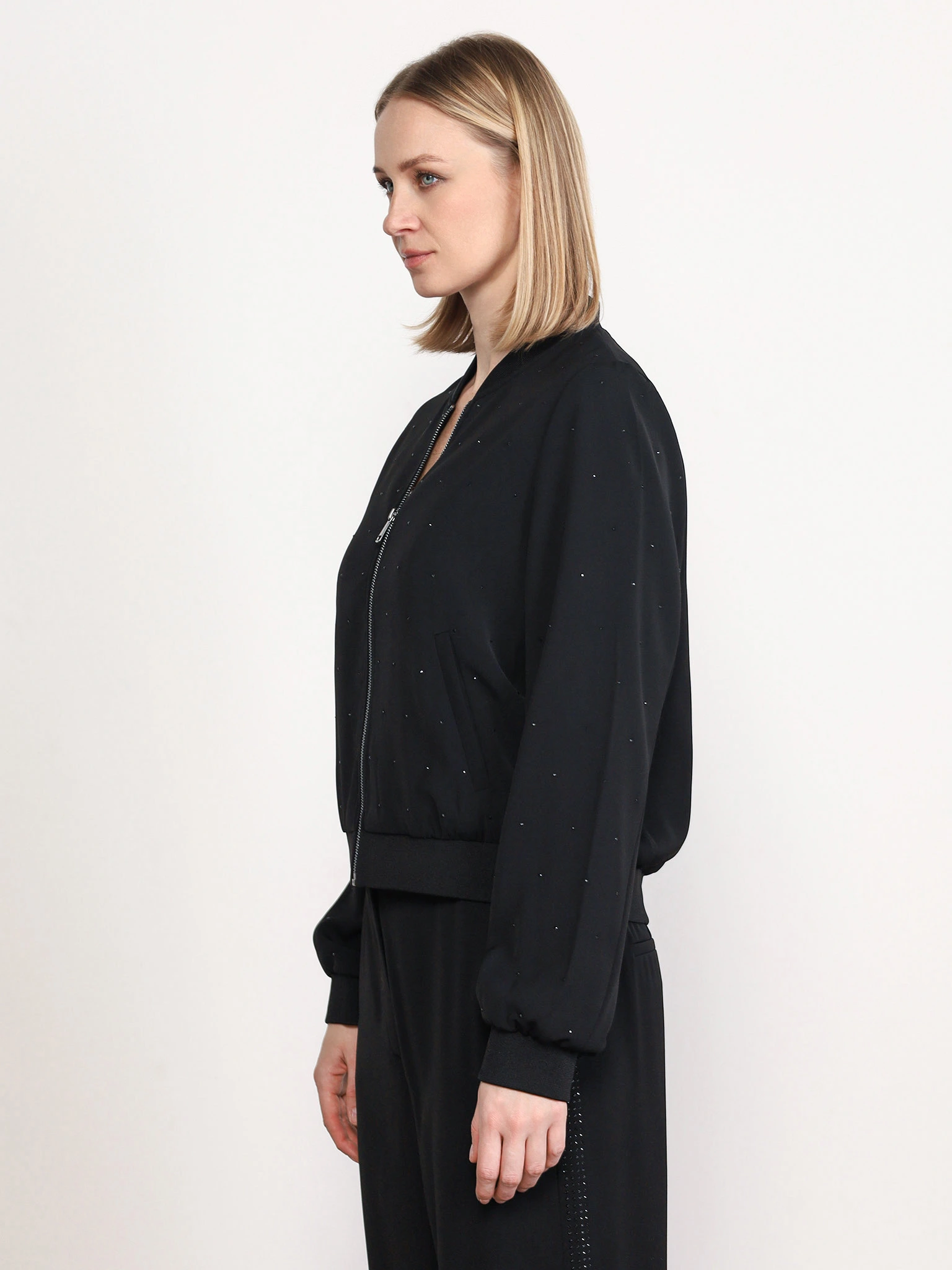 Куртка черного цвета со стразами